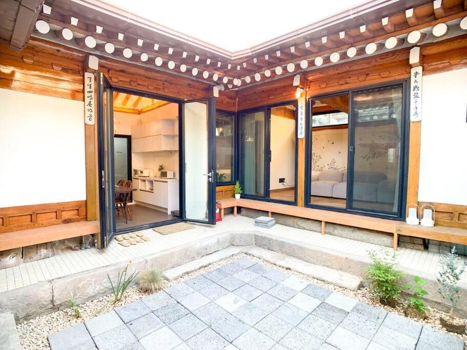 Hanok Jade *