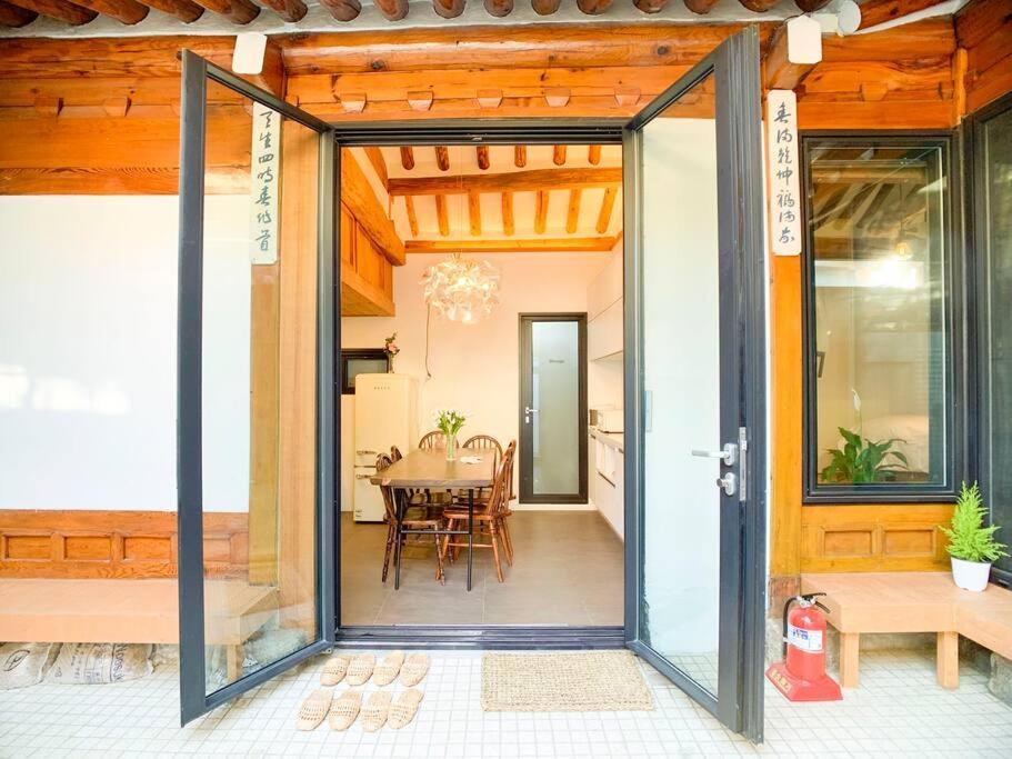 Hanok Jade *